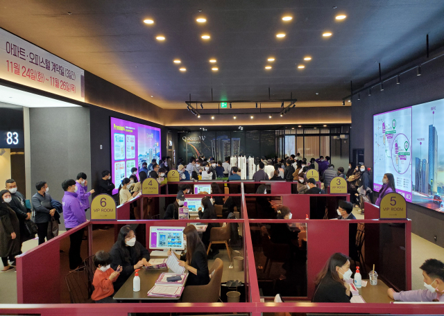 국제금융센터 퀸즈W의 견본주택 모습. 20일 오피스텔 청약이 진행된다. (주)대성문 제공