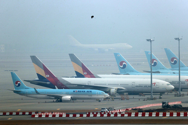 사진은 13일 오전 인천국제공항 주기장에 서있는 대한항공과 아시아나항공 항공기. 연합뉴스