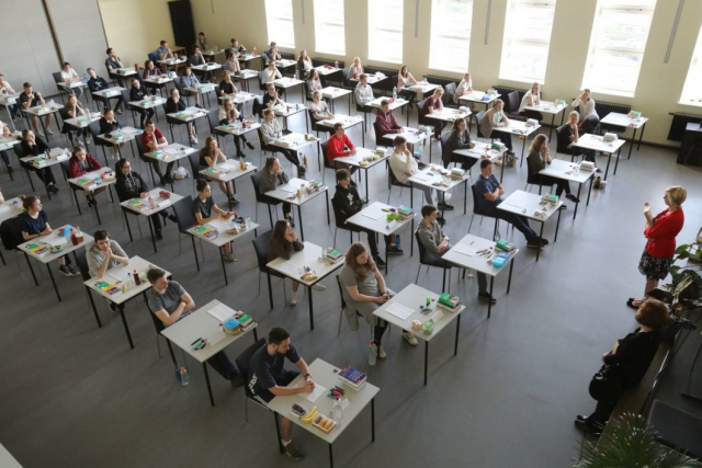 독일 고등학생 졸업시험인 ‘아비투어(Abitur)’가 진행되는 모습. 아비투어를 통과한 독일 학생들은 원하는 대학에 갈 수 있지만, 25~34세 인구 중 대학 졸업을 마친 비율은 33.3%에 불과하다. DPA