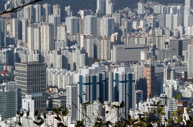 사진은 부산 연제 동래구 일대 아파트와 고층빌딩 모습. 부산일보 DB