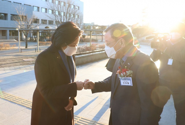 대전 카이스트에서 열린 KAMP 서비스 포털 오픈식에 참석한 중기부 박영선 장관(왼쪽)과 카이스트 신성철 총장이 주먹인사를 나누고 있다. 중기부 제공