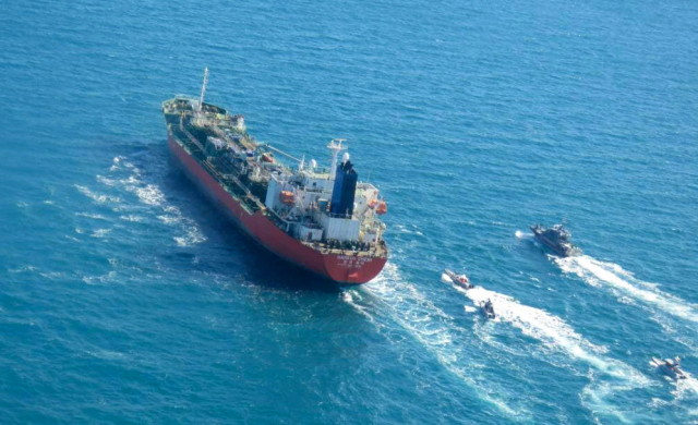 지난 4일 한국 유조선 한국케미호가 걸프 해역에서 이란 혁명수비대 소속 함정들에 의해 나포되고 있는 모습. 연합뉴스