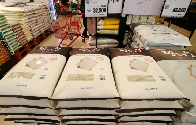 코로나19 장기화와 더불어 생활물가가 크게 올라 서민들의 어려움을 가중하고 있다. 한국농수산식품유통공사(aT) 농산물 유통정보에 따르면 지난 11일 기준 쌀(일반계·20kg) 소매가격은 5만9천733원으로 1년 전보다 15.3% 상승했다. 사진은 12일 서울 시내 한 대형마트 쌀 판매대의 모습. 연합뉴스