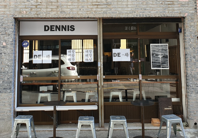 ‘카페 데니스’는 낡은 가게 두 곳을 뜯어 리모델링한 덕에 독특한 공간의 멋을 자랑한다. 카페 외관.