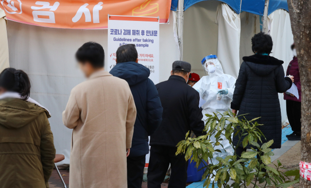 지난 14일 오후 부산 금정구보건소 선별진료소에서 많은 시민들이 검사를 받고 있다. 정종회 기자 jjh@