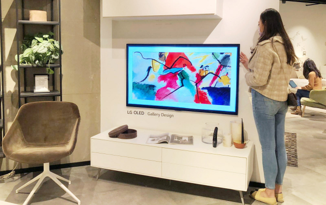 한 고객이 홍콩 샤틴에 위치한 덴마크 프리미엄 인테리어 브랜드 보컨셉 매장에 설치된 ‘LG 올레드 갤러리 TV’를 살펴보고 있다.LG전자 제공