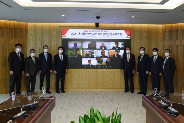 BNK금융그룹이 19일 온라인 화상회의를 통해 글로벌부문 임직원과 함께 ‘2021년 그룹글로벌부문 해외점포장 업무보고회’를 진행했다. BNK 제공