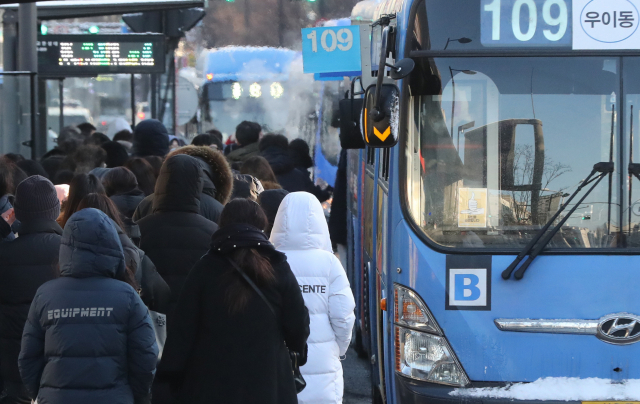 버스 타는 시민들. 기사 내용과 직접적인 관련이 없습니다. 연합뉴스 자료사진