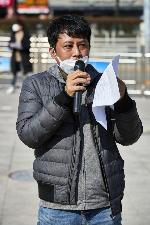 부산역에서 열린 '미얀마 민주화투쟁 지지 기자회견'에서 발언하는 또뚜야 씨. 최우창 씨 제공