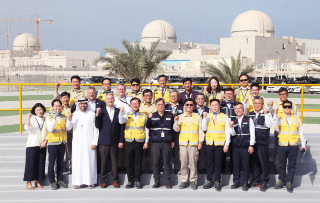 성윤모 산업통상부 장관과 정재훈 한수원 사장 등 일행이 2019년 1월에 아랍에미리트(UAE) 바라카 원전 현장을 방문해 현지 관계자들과 기념촬영을 하고 있다. 바라카 원전은 우리나라가 최초로 수출한 한국형 원전이다. 한수원 제공