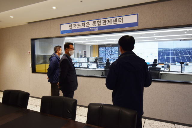 통합관제센터에서 브리핑을 받고 있는 박지현 한국전기안전공사 사장(가운데). 전기안전공사 제공
