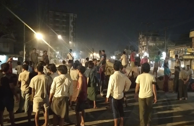 미얀마 시민들은 ‘야간 통금’에 반대하는 심야 시위까지 벌였다