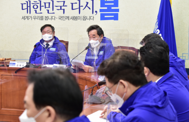 더불어민주당 이낙연(오른쪽) 상임선대위원장이 15일 국회에서 열린 중앙선대위회의에서 발언하고 있다. 김종호 기자 kimjh@