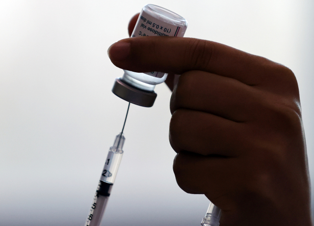 혈전 질환 연관성으로 접종이 잠정 보류된 아스트라제네카(AZ) 백신. 유럽의약품청(EMA)은 “AZ 백신과 매우 드문 형태의 혈전(핏덩이) 질환의 연관 가능성을 확인했다”고 발표했다. 연합뉴스