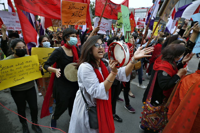 임란 칸 파키스탄 총리가 여성 옷차림과 관련, 부적절한 발언을 해 시민사회로부터 반발을 사고 있다. 파키스탄 활동가들이 지난달 7일 국제 여성의 날을 앞두고 시위를 벌이는 모습. EPA연합뉴스