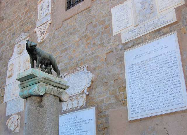카피톨리노 언덕에 있는 늑대 루파와 로물루스 형제 조각상.