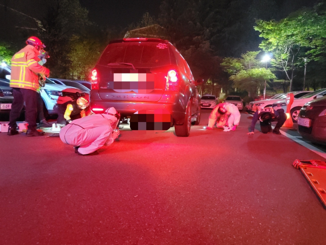 부산 해운대구의 한 아파트에서 만취 상태로 도로에 누워있던 50대 남성이 차량에 깔리는 사고가 발생했다. 부산경찰청 제공