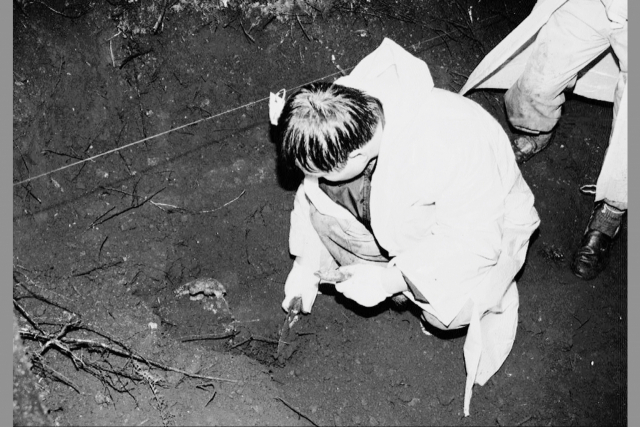 1998년 여수지역사회연구소 회원들이 여순사건 당시 학살된 양민의 것으로 추정되는 유골을 발굴하는 모습. 부산일보 DB