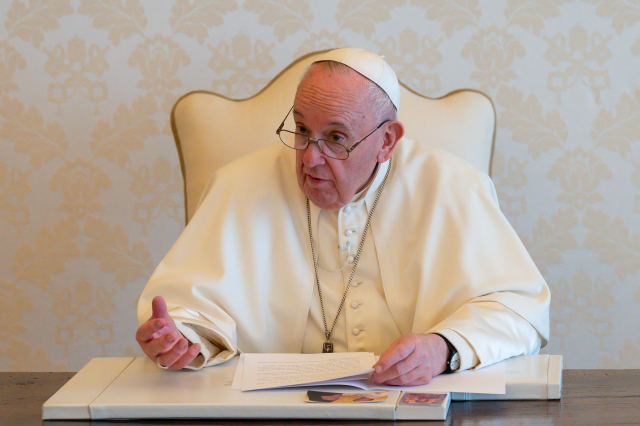 프란치스코 교황이 22일(현지시간) ‘지구의 날’을 맞아 바티칸에서 영상 메시지를 보내고 있다. 교황은 지구촌의 자멸을 막으려면 지금 바로 즉각적인 대응 노력이 필요하다고 강조했다. 로이터연합뉴스