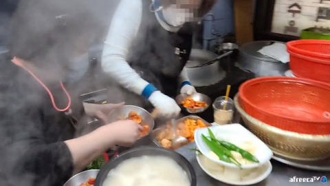 부산의 한 돼지국밥집에서 반찬을 재사용하는 모습. 부산일보DB