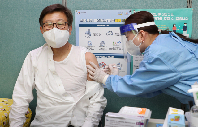 29일 오후 박형준 부산시장이 부산 연제구보건소에서 코로나19 백신접종을 받고 있다. 강선배 기자 ksun@