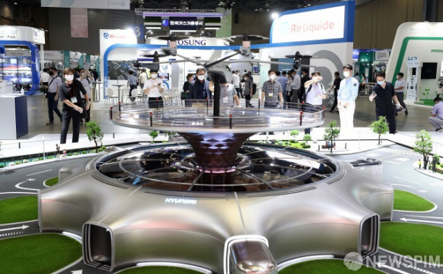 작년 7월 2일 경기도 고양시 킨텍스에서 열린 '2020 수소모빌리티+쇼'를 찾은 관람객들이 현대자동차 UAM(도심항공모빌리티) S-A1 모델을 살펴보고 있다.