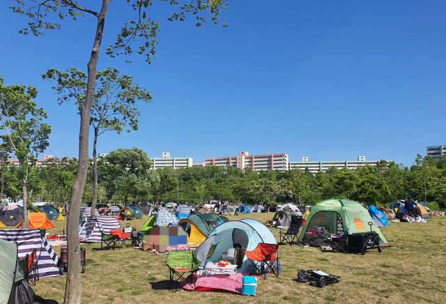 9일 오후 서울 반포한강공원에서 시민들이 미세먼지가 걷힌 푸른 하늘 아래 텐트를 치고 휴식을 취하고 있다. 연합뉴스