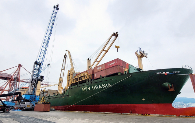 최근 컨테이너선 구하기가 힘들자 벌크선과 다목적선 등이 수출에 동원되고 있다. 1800TEU급 다목적선 ‘우라니아(Urania)호’가 부산항에서 수출 기업의 화물을 싣고 있다. HMM 제공