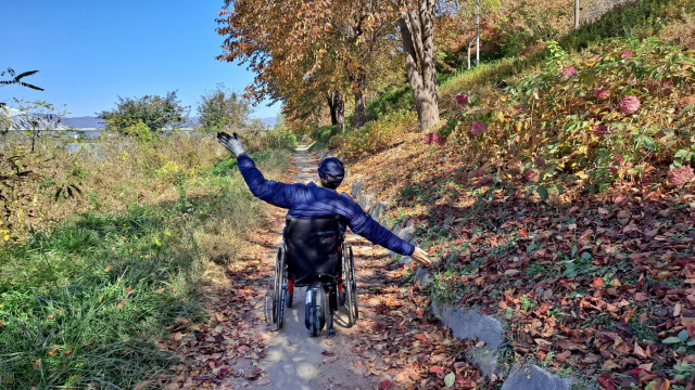 한 장애인이 휠셰어를 통해 전동휠체어를 이용하는 모습.현대차그룹 제공