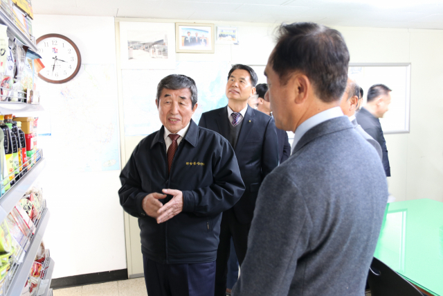 권중천(왼쪽) 희창물산㈜ 회장이 정장선(오른쪽) 평택시장에게 수출상품을 소개하고 있다. 희창물산 제공
