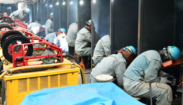 거제지역 대형 조선소 협력사 노동자들이 숙련도 향상 교육을 받고 있다. 부산일보DB