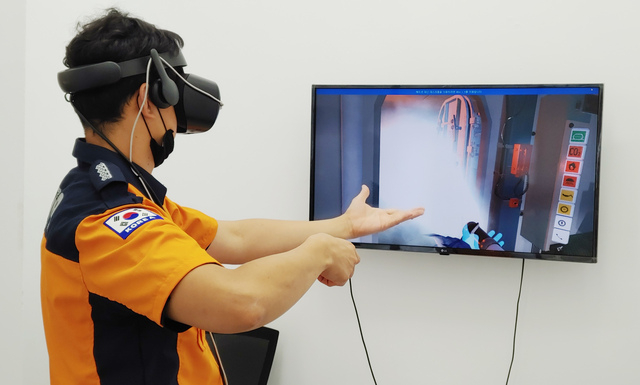가상현실(VR) 기술을 활용한 선박 화재 가상 진압훈련. 울산동부소방서 제공