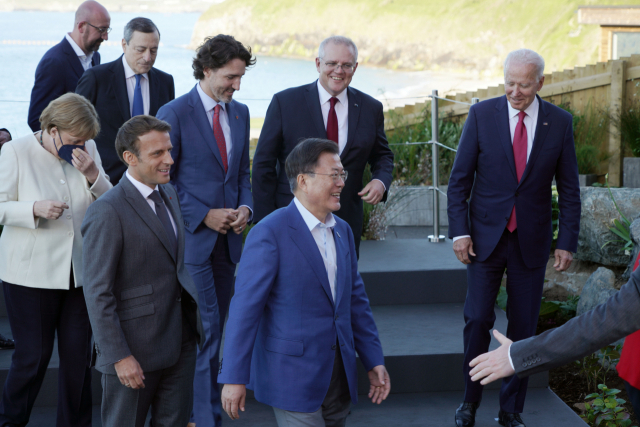 G7 정상회의 참석차 영국을 방문 중인 문재인 대통령이 12일(현지시간) 영국 콘월 카비스베이 양자회담장 앞에서 참가국 정상들과 기념사진을 촬영한 후 이동하고 있다. 연합뉴스