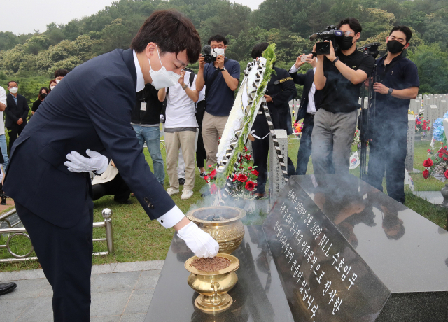 국민의힘 이준석 신임 대표가 14일 국립대전현충원 천안함 46용사 묘역에서 분향하고 있다. 연합뉴스