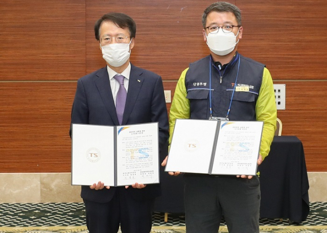 한국교통안전공단과 노동조합은 17일 경주에서 열린 2021년 한마음 워크숍에서 ‘ESG 경영 실현을 위한 노사공동 선언문’을 선포했다고 밝혔다. 사진은 권용복 이사장(왼쪽)과 박원덕 노조위원장. 교통안전공단 제공