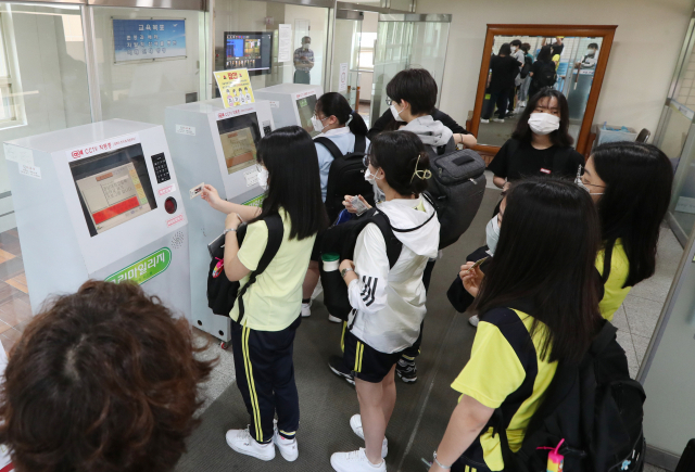 6월 28일 전면등교가 시행된 부산 경남여고에서 학생들이 등교 확인을 하고 있다. 부산일보DB