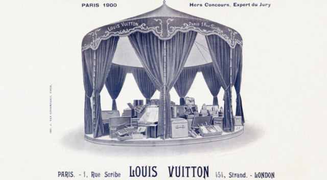 1900년 파리 엑스포 때 회전목마 형태의 루이뷔통 부스에 제품들이 전시돼 있다. LVMH 홈페이지