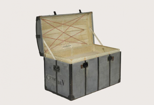 1860년대 루이 뷔통이 만든 그레이 트리아농 캔버스 트렁크. 출처 루이뷔통 홈페이지