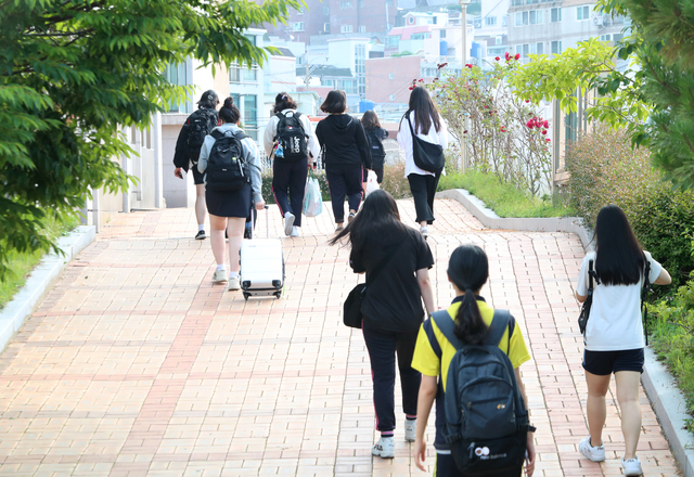 사진은 지난달 28일 전면 등교가 시행된 부산 경남여고에서 학생들이 등교하는 모습. 부산일보DB