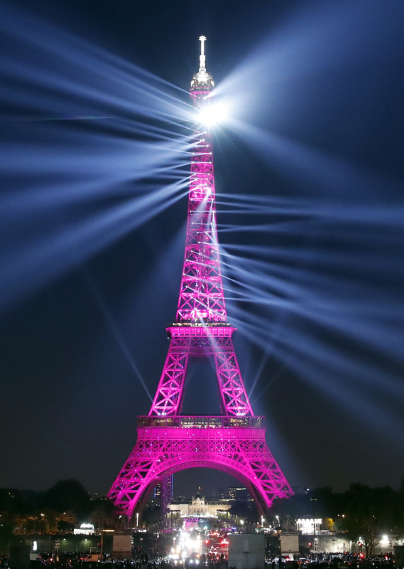 2019년 건립 130주년을 맞은 프랑스 파리 에펠탑에서 화려한 레이저 쇼가 펼쳐졌다. 부산일보DB