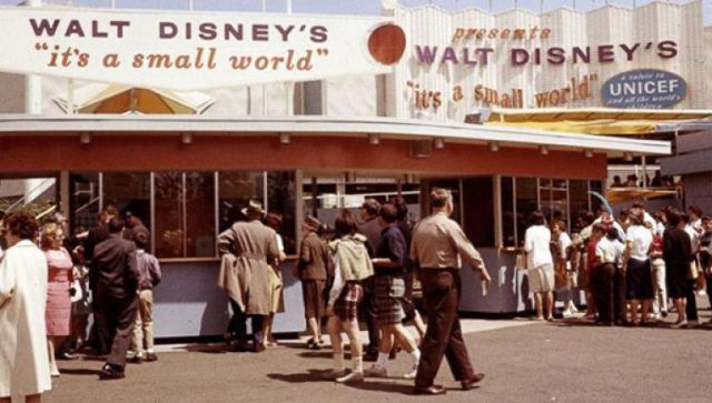 유니세프 전시장의 디즈니 '작은 세상' 입구 전경. 유니세프 홈페이지