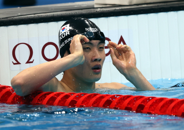 26일 일본 도쿄 아쿠아틱스 센터에서 열린 남자 자유형 200m 준결승에 출전한 황선우가 경기를 마친 뒤 기록을 보고 있다. 연합뉴스