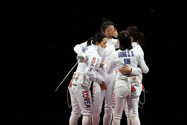 일본 지바 마쿠하리 메세B홀에서 열린 도쿄올림픽 펜싱 여자 에페 단체 대한민국 대 에스토니아 결승전. 한국 여자 에페 단체 선수들이 이날 경기에서 에스토니아에 패하며 은메달을 획득한 뒤 서로를 격려하고 있다. 연힙뉴스