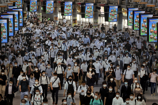 2일 일본 도쿄 시나가와역이 코로나19 예방 마스크를 착용한 출근길 시민들로 붐비고 있다. 일본은 도쿄올림픽 11일째인 이날 코로나19 긴급사태를 전국 6개 지역으로 확대했다. 로이터연합뉴스