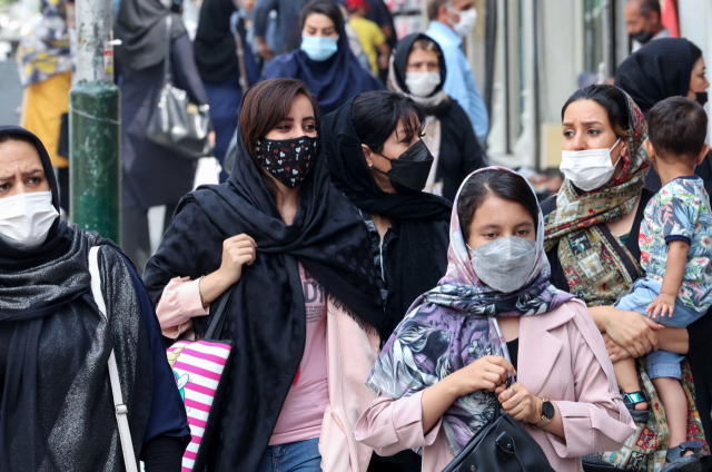 이란 수도 테헤란의 타즈리시 바자 시장에서 3일(현지시간) 마스크를 쓴 시민들이 장을 보고 있다. 이란은 이날 정오 기준 코로나19 하루 확진자 수가 3만 9019명으로 사상 최다치를 경신했다. AFP연합뉴스