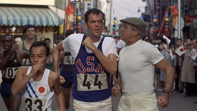 영화 ‘뛰지 말고 걸어라’ 중 한 장면. 찰스 워터스 감독의 코미디 소동극으로 1964년 도쿄 올림픽을 배경으로 한다. 배우 케리 그랜트(오른쪽)의 마지막 출연작이기도 하다. 영화의전당 제공
