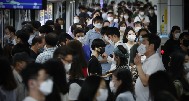 지난해 8월 부산 도시철도 2호선 서면역 승강장에서 출근길 시민들이 마스크를 착용한 채 바삐 지나가고 있다. 부산일보 DB