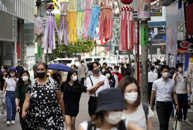 일본 수도 도쿄의 번화가인 시부야에서 10일 코로나19 예방 마스크를 쓴 행인들이 길을 걷고 있다. 일본의 이날 코로나19 하루 확진자 수는 1만574명으로 집계돼 지난 3일부터 8일 연속으로 1만 명을 넘어섰다. EPA연합뉴스