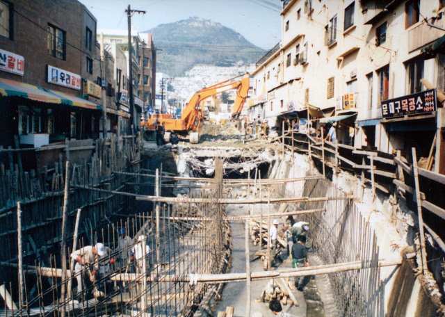1977년 초량천 복개 재정비 공사 모습. 부산 동구청 제공