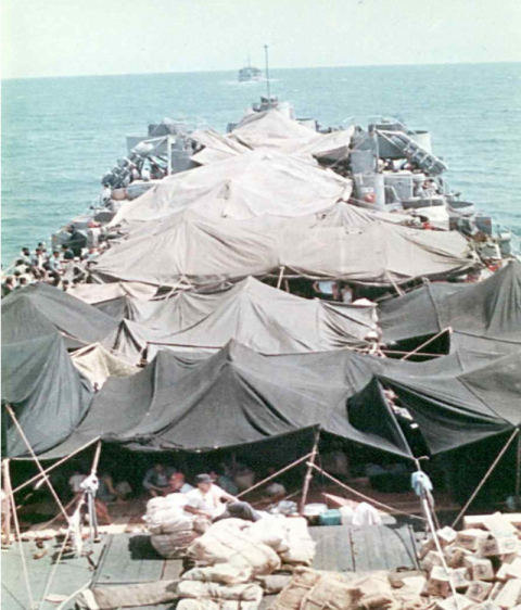 베트탐 탈출에 성공한 한국 해군 LST 계봉호 갑판에 설치된 베트남 난민 천막 모습. 대한민국 해군